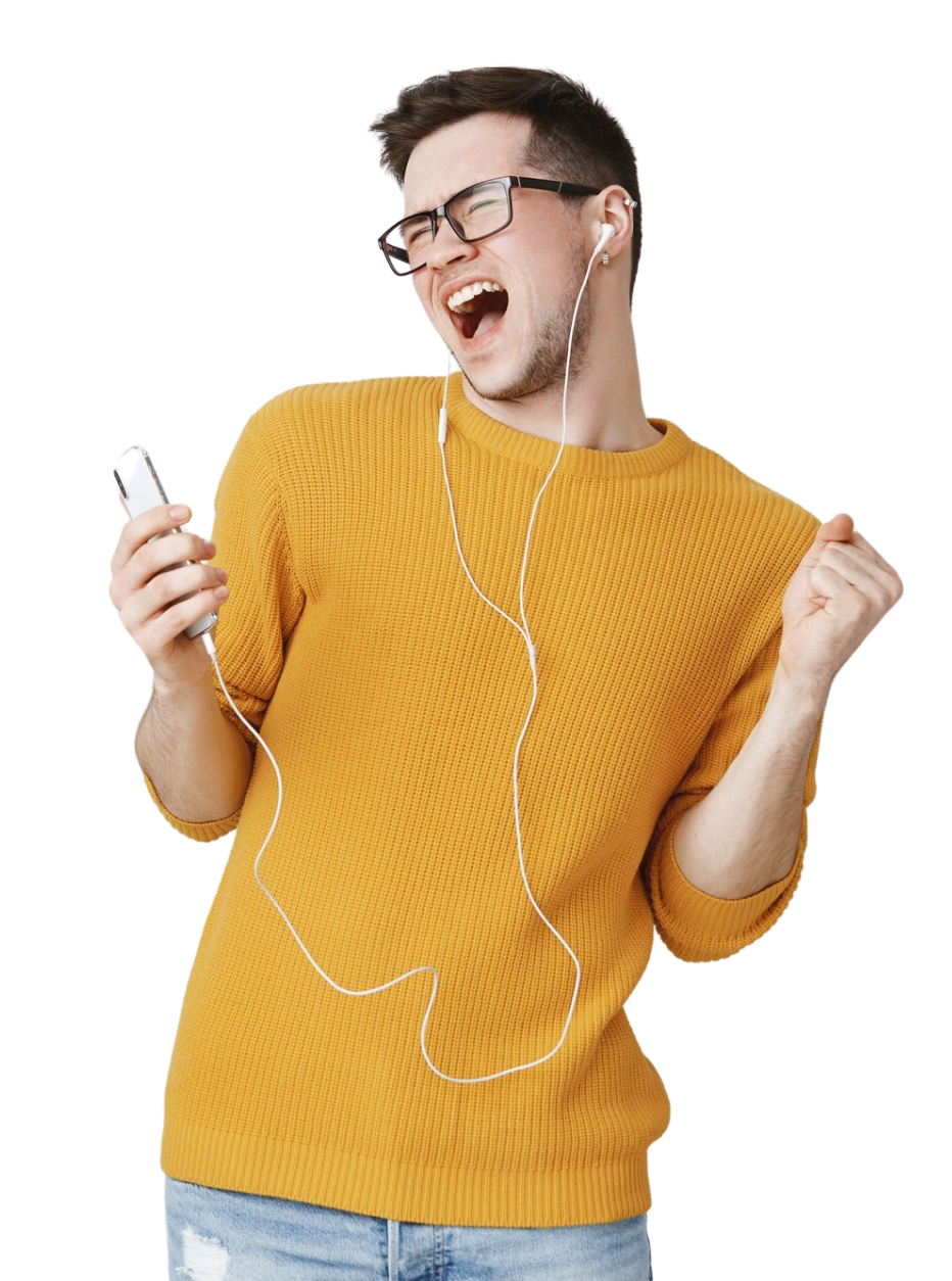 rapaz ouvindo musicacom fones de ouvido e cantando no aplicativo dekaraoke